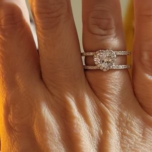 Heart shaped stone in silver metal. Adjustable cuff ring.